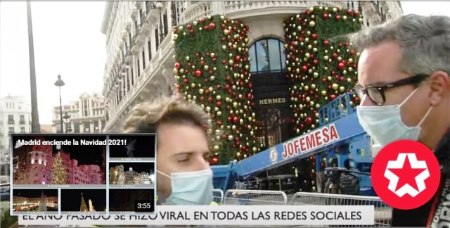 Alquiler De Plataformas En La Instalacion De Un Arbol De Navidad Muy  Fotografiado En Madrid